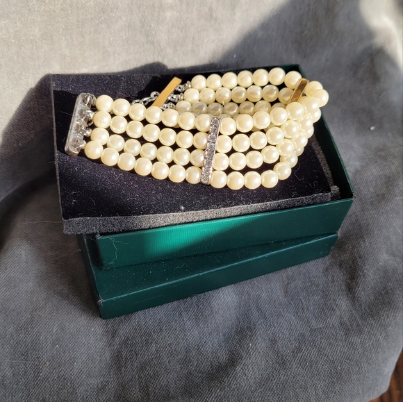 Avon Silver-plated 3 strand faux pearl bracelet with rhinestones - Picture 5 of 5